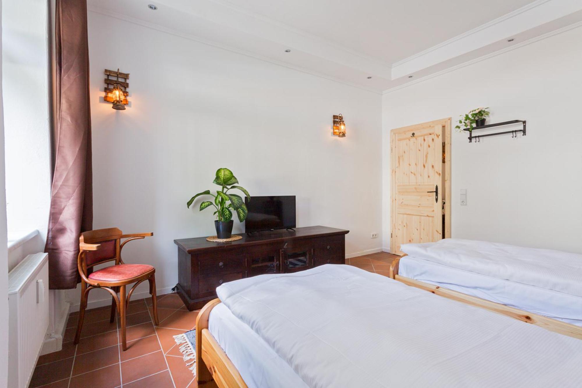 Doppelzimmer III Gaestezimmer In Unterkunft Mit Gemeinschaftsbad Und Gemeinschaftskueche 켐니츠 외부 사진